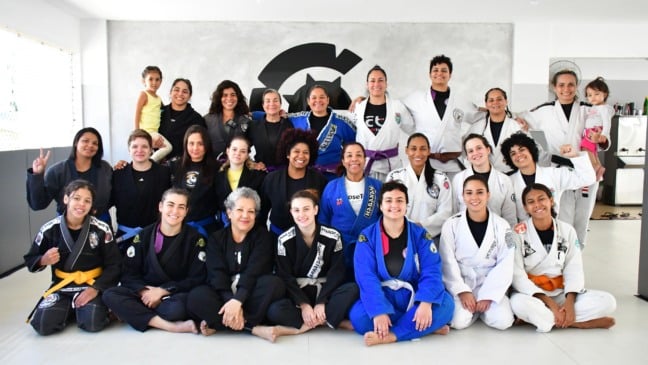 Equipe de mulheres lutadoras de jiu-jítsu
