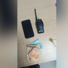 Foram apreendidos um rádio comunicador e R$ 870 em espécie (Foto/divulgação: Polícia Militar)