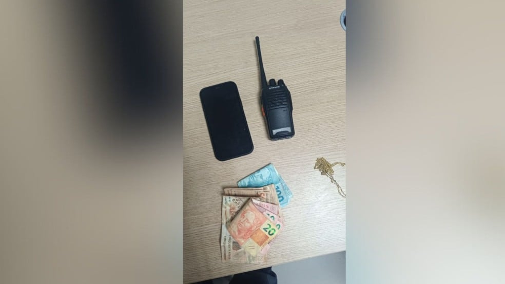 Foram apreendidos um rádio comunicador e R$ 870 em espécie (Foto/divulgação: Polícia Militar) Foram apreendidos um rádio comunicador e R$ 870 em espécie (Foto/divulgação: Polícia Militar)