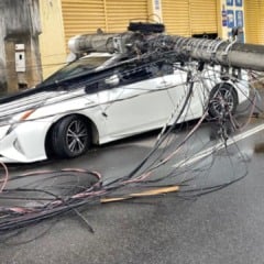 Motorista derruba poste em Cariacica (Foto: Thiago Soares)