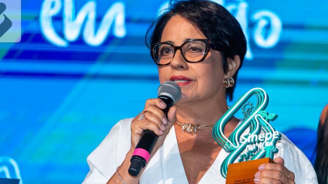 Alessandra Salazar Paganoto, diretora da escola em premiação (Foto: Arquivo pessoal)