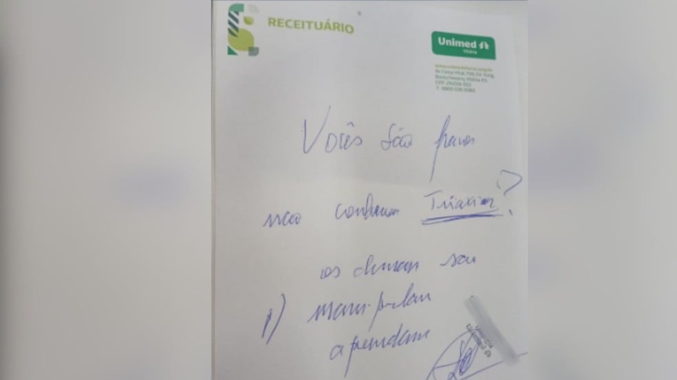 Receituário ilegível e mensagem ofensiva de médico (Foto/reprodução: Instagram) Receituário ilegível e mensagem ofensiva de médico (Foto/reprodução: Instagram)