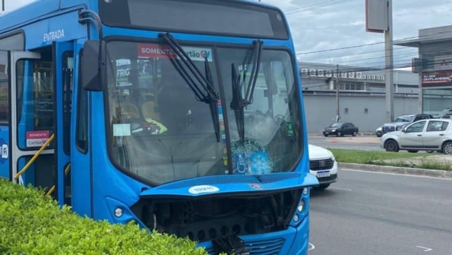 Homem morre após ser atropelado por ônibus (Foto: Thiago Soares)