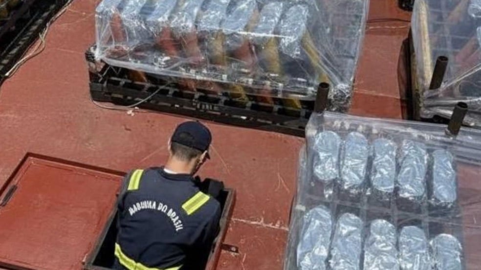 Capitania dos Portos inspeciona balsas com fogos do Réveillon de Vila Velha (Foto: Capitania dos Portos) Capitania dos Portos inspeciona balsas com fogos do Réveillon de Vila Velha (Foto: Capitania dos Portos)