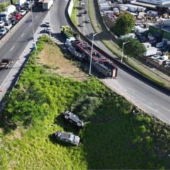 Carreta tomba em Cariacica (Foto:Thiago Soares)