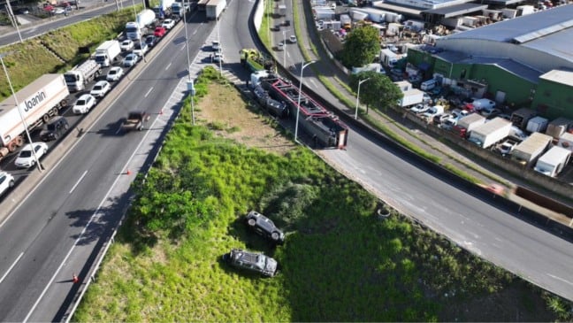Carreta tomba em Cariacica (Foto:Thiago Soares)