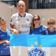 O professor de Hist&oacute;ria Tiago Camillo com os filhos e a esposa. Fam&iacute;lia torcedora do Vit&oacute;ria