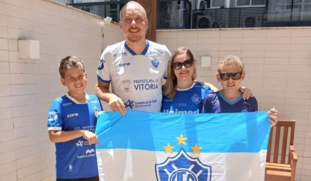 O professor de História Tiago Camillo com os filhos e a esposa. Família torcedora do Vitória