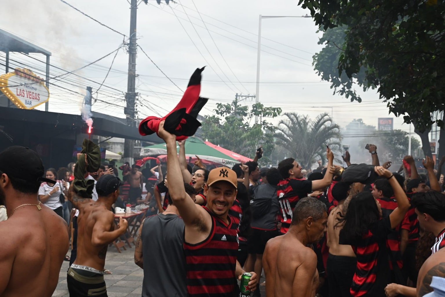 Final da Copa Intercontinental: Flamengo x PSG Torcida do Flamengo na Praia do Canto, em Vitória. Final da Copa Intercontinental: Flamengo x PSG Torcida do Flamengo na Praia do Canto, em Vitória.