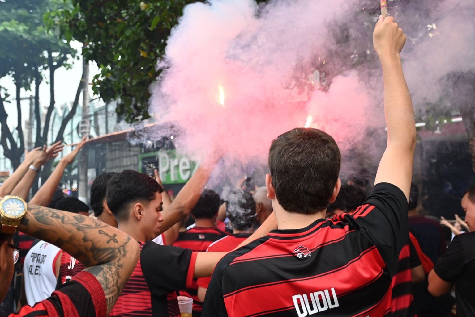 Final da Copa Intercontinental: Flamengo x PSG Torcida do Flamengo na Praia do Canto, em Vitória. Final da Copa Intercontinental: Flamengo x PSG Torcida do Flamengo na Praia do Canto, em Vitória.