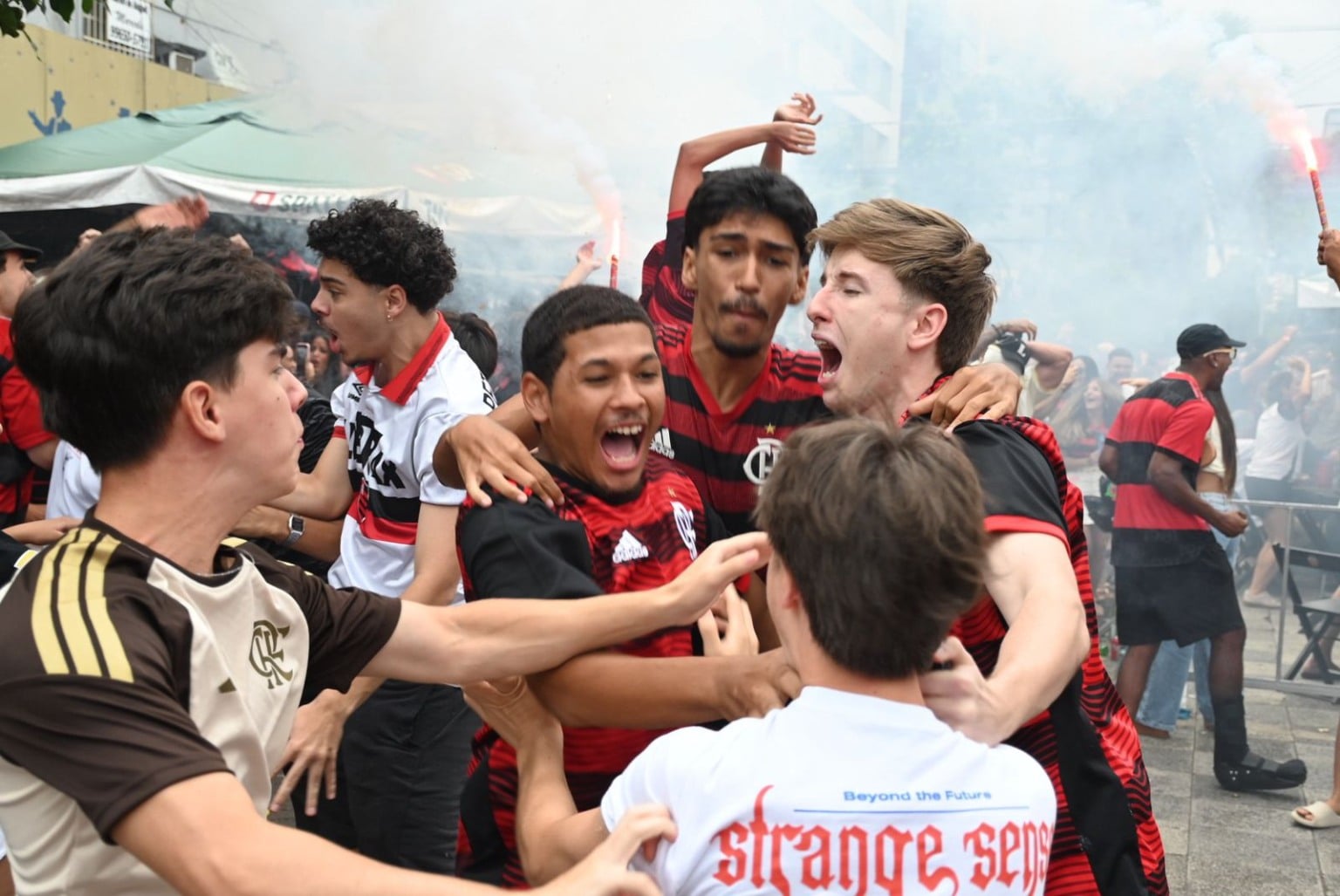 Final da Copa Intercontinental: Flamengo x PSG Torcida do Flamengo na Praia do Canto, em Vitória. Final da Copa Intercontinental: Flamengo x PSG Torcida do Flamengo na Praia do Canto, em Vitória.