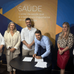 O diretor regional da Athena Sa&uacute;de, Diego Viana, assina o termo de ades&atilde;o ao programa Agora Tem Especialistas. Foto: Divulga&ccedil;&atilde;o 