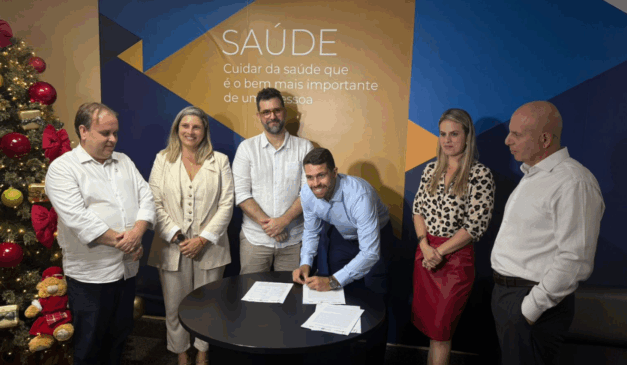 O diretor regional da Athena Saúde, Diego Viana, assina o termo de adesão ao programa Agora Tem Especialistas. Foto: Divulgação 