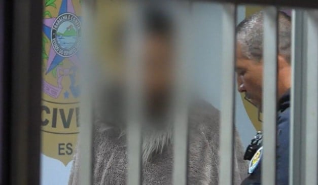 Homem de 34 anos foi preso após tentar pegar criança de 2 anos do colo do pai em Vila Velha. Foto: Reprodução/TV Vitória