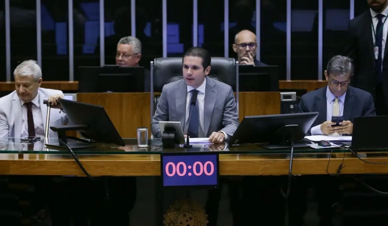 Hugo Motta, em sessão na Câmara dos Deputados aprovou o texto-base de regulamentação de pontos da reforma tributária, incluindo regras para o novo Imposto sobre Bens e Serviços (IBS). Foto: Lula Marques/ Agência Brasil Hugo Motta, em sessão na Câmara dos Deputados aprovou o texto-base de regulamentação de pontos da reforma tributária, incluindo regras para o novo Imposto sobre Bens e Serviços (IBS). Foto: Lula Marques/ Agência Brasil