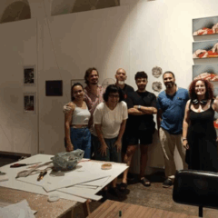 Momentos da montagem da exposição Nuvem na Galeria. Na foto: Cláudia França, Iasmin Dala Bernardina e Marcos Queiroz.