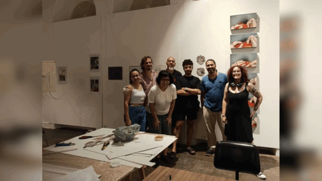 Momentos da montagem da exposição Nuvem na Galeria. Na foto: Cláudia França, Iasmin Dala Bernardina e Marcos Queiroz.