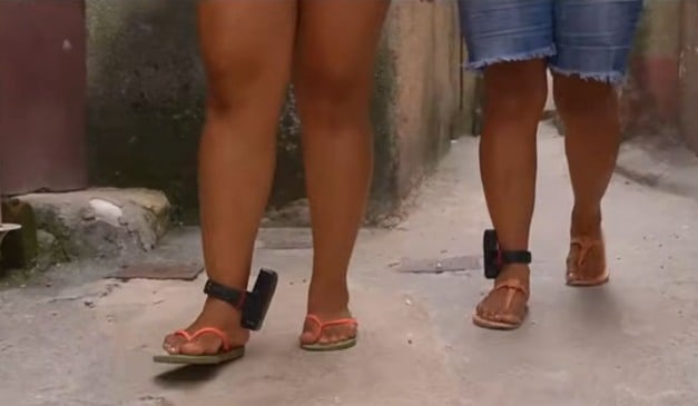 Mãe e filha usam tornozeleira eletrônica em Vitória