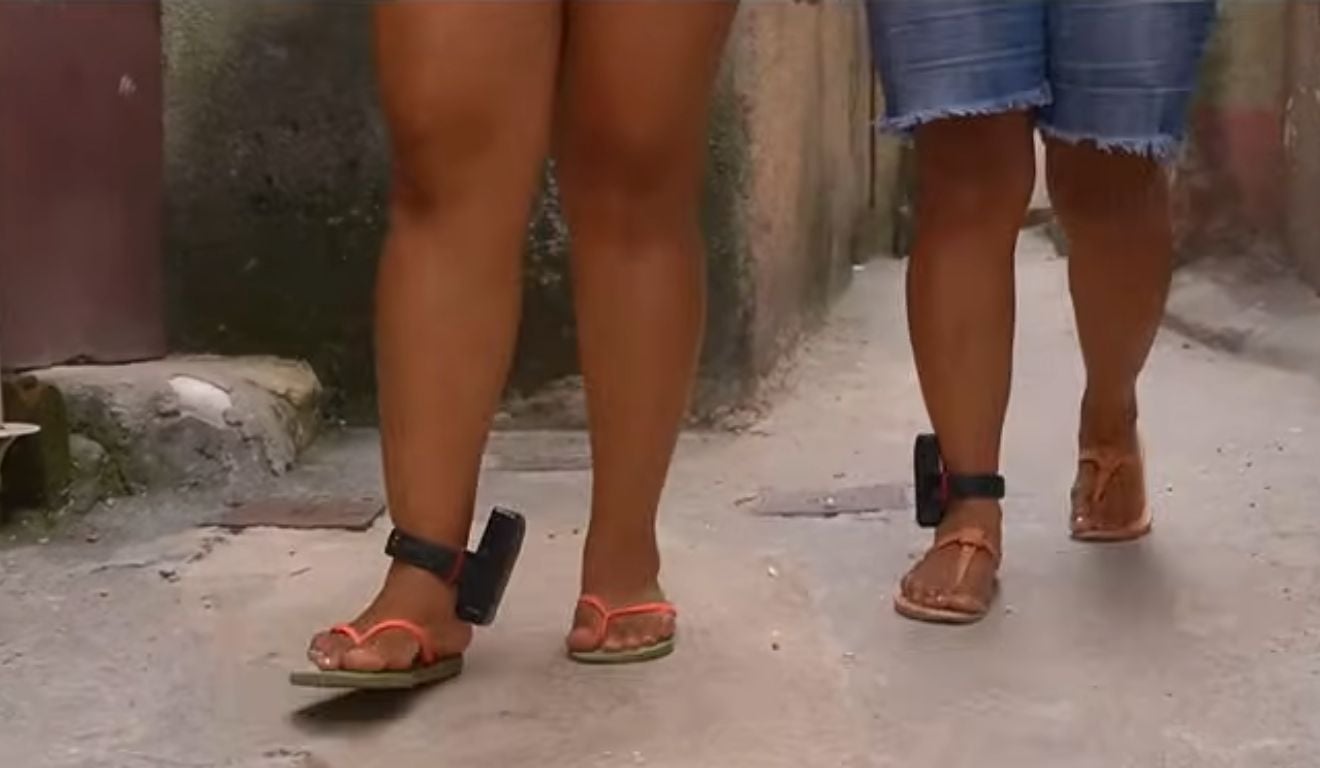Mãe e filha usam tornozeleira eletrônica em Vitória Mãe e filha usam tornozeleira eletrônica em Vitória