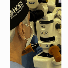 Dr. Sebastião Silveira realizando procedimento com equipamento avançado 