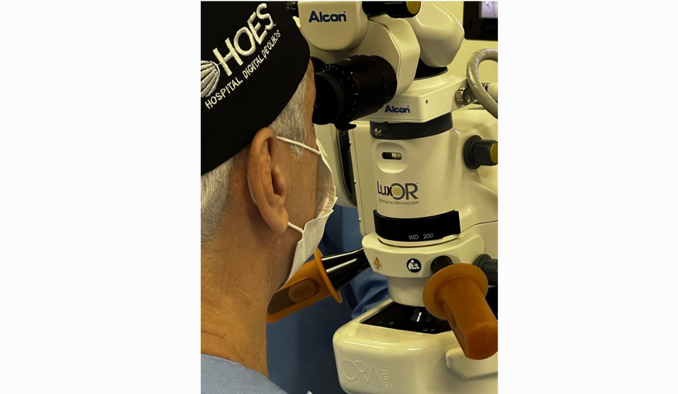 Dr. Sebastião Silveira realizando procedimento com equipamento avançado 