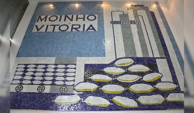 Mosaico encomendado por Américo Buaiz ao artista Raphael Samú em 1963 restaurado