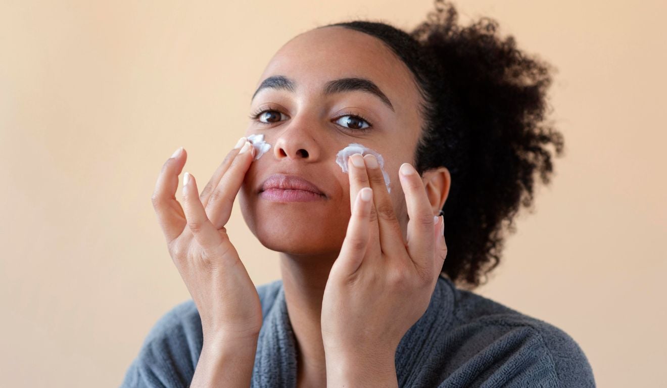 Mulher aplicando protetor solar Mulher aplicando protetor solar
