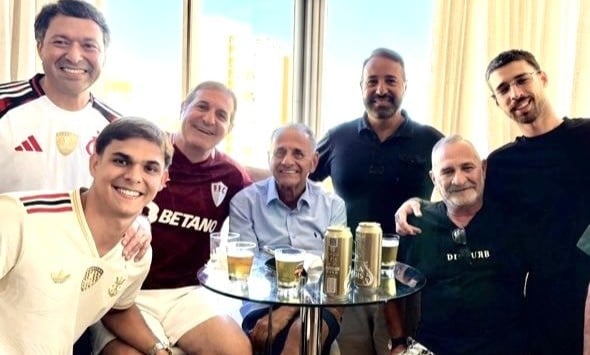 Rita e Tonho Bumachar recebem parentes e amigos para almoço bem natalino