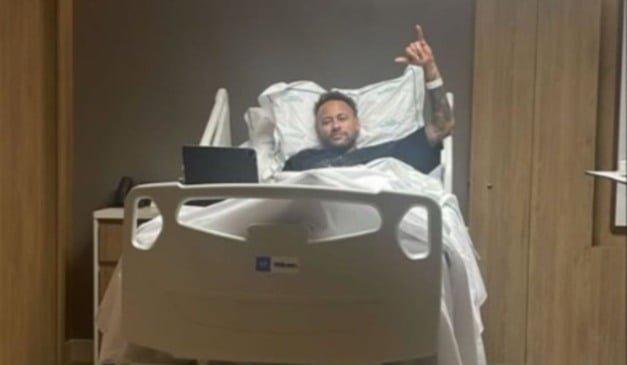 Neymar após cirurgia no joelho