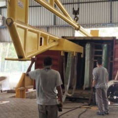 Carregamento de contêiner com chapas de rochas naturais: recorde de embarques para exportação. Crédito: Divulgação Centrorochas / Karina Porto-Firme