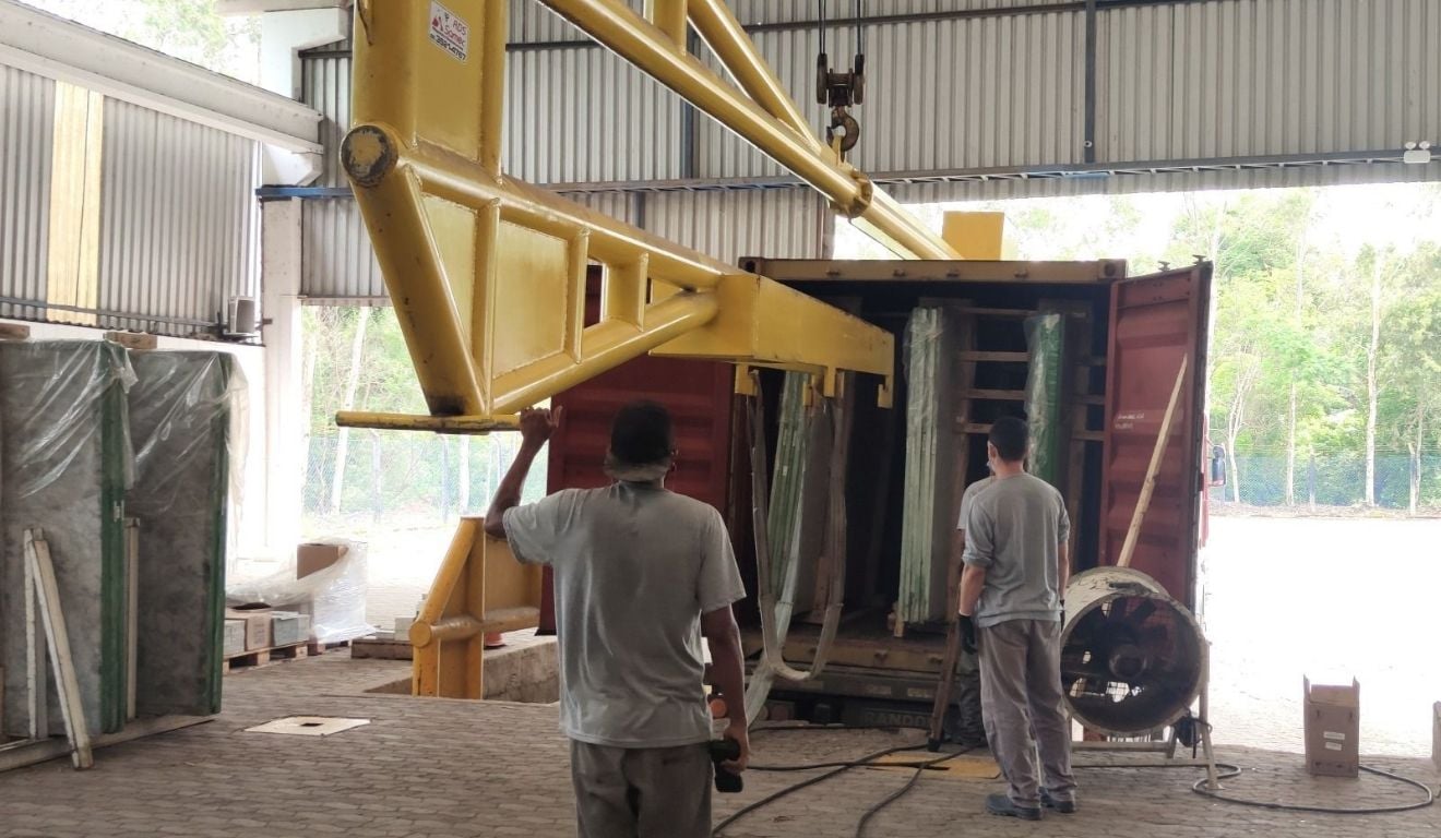 Carregamento de contêiner com chapas de rochas naturais: recorde de embarques para exportação. Crédito: Divulgação Centrorochas / Karina Porto-Firme Carregamento de contêiner com chapas de rochas naturais: recorde de embarques para exportação. Crédito: Divulgação Centrorochas / Karina Porto-Firme