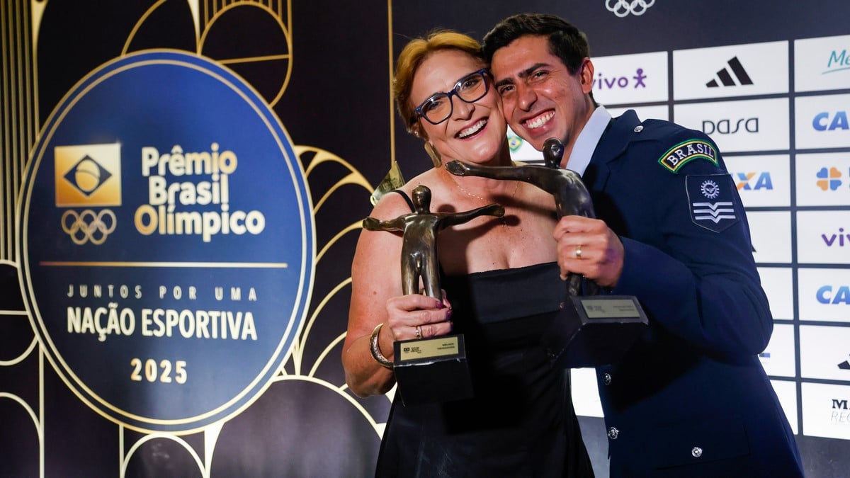 2025.12.11 - Prêmio Brasil Olímpico 2025. Giaenetti Bonfim e Caio no Prêmio Brasil Olímpico 2025 posam para foto como seus prêmios na Cidade das Artes na Barra da Tijuca, Rio de Janeiro. Organizado pelo Comitê Olímpico do Brasil anualmente desde 1999, o Prêmio Brasil Olímpico é considerado o Oscar do esporte brasileiro. Foto: Juliana Ávila/COB.