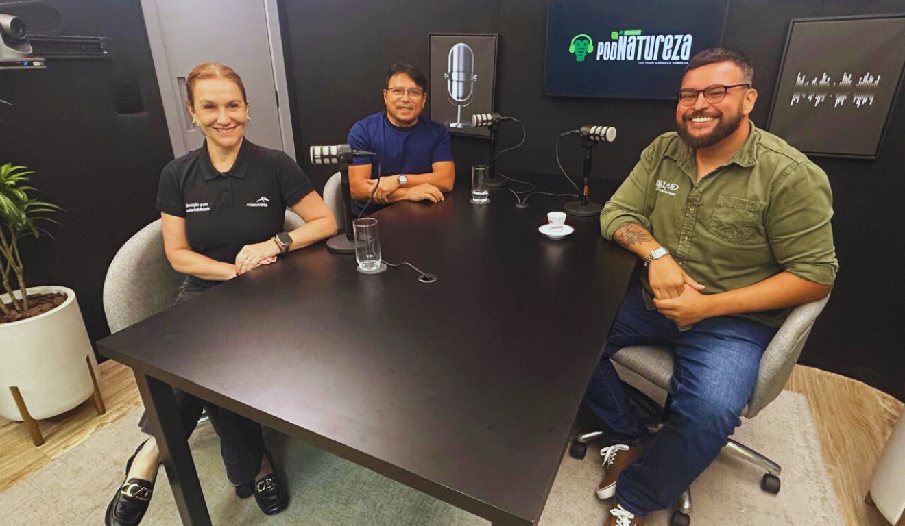 Yhuri conversa com Jennifer Coronel, da ArcelorMittal, e Aureliano Costa, do Incaper