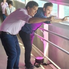 Ricardo e Renzo observam a vista da rampa do Cais das Artes: 2026 no horizonte (foto: Fabi Tostes)