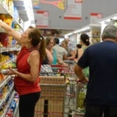 Supermercado lotado de clientes