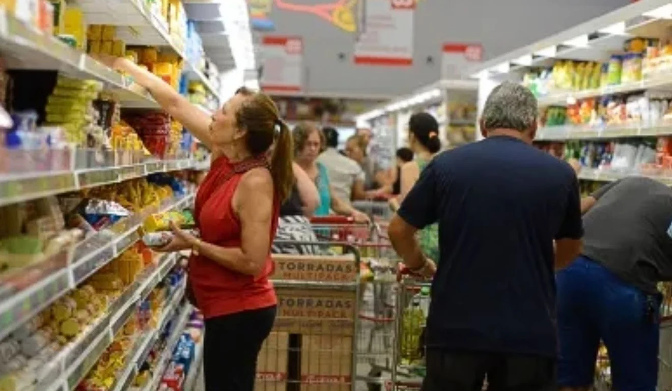 Supermercado lotado de clientes Supermercado lotado de clientes