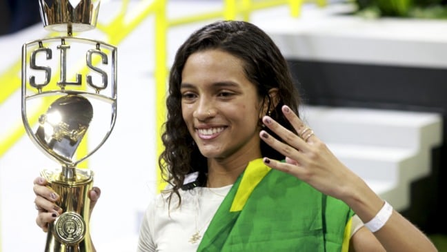 SKATE/SLS/SUPER CROWN/RAYSSA LEAL - ESPORTES A atleta brasileira Rayssa Leal se tornou a primeira e única tetracampeã da Liga Mundial de Skate Street, a Street League Skateboarding (SLS), ao vencer o Super Crown neste domingo, 7, no Ginásio do Ibirapuera, em São Paulo. Ela liderou a final de ponta a ponta, manteve a regularidade com notas acima de 8,0 - alcançou um 8,3 já na primeira volta - enquanto as rivais acumularam erros. Rayssa é a maior vencedora de sua geração, depois de alcançar feito inédito entre homens e mulheres. Foto: LECO VIANA/THENEWS2/ESTADÃO CONTEÚDO