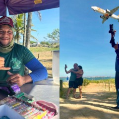 Vagner Silva (esq.) tira fotos dos clientes com os avi&otilde;es