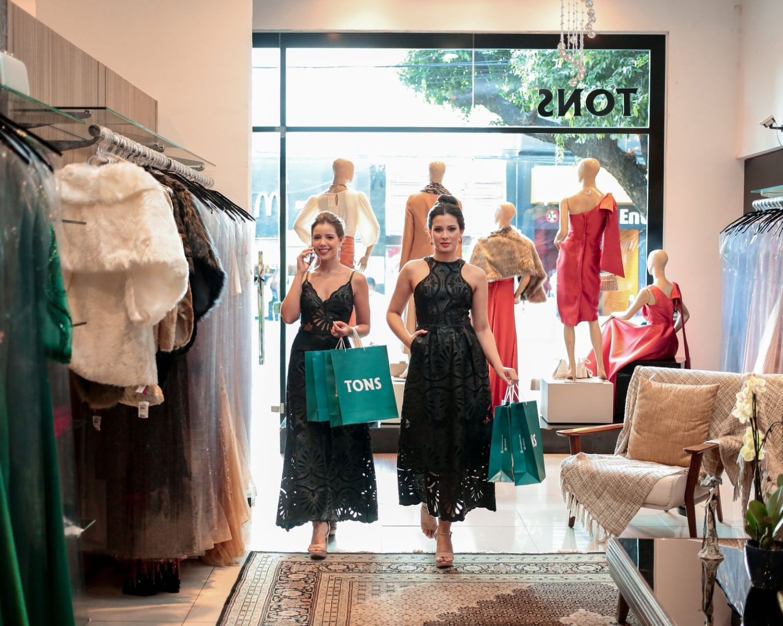 Alugar vestidos em vez de comprar: redes sociais tornaram negócio de locações de roupas mais interessante do que as vendas. Crédito: Divulgação Alugar vestidos em vez de comprar: redes sociais tornaram negócio de locações de roupas mais interessante do que as vendas. Crédito: Divulgação