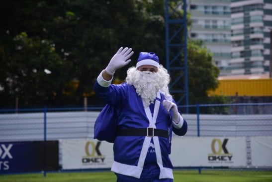 Papai Noel Azul desce de helicóptero e inaugura nova arquibancada do estádio do Vitória