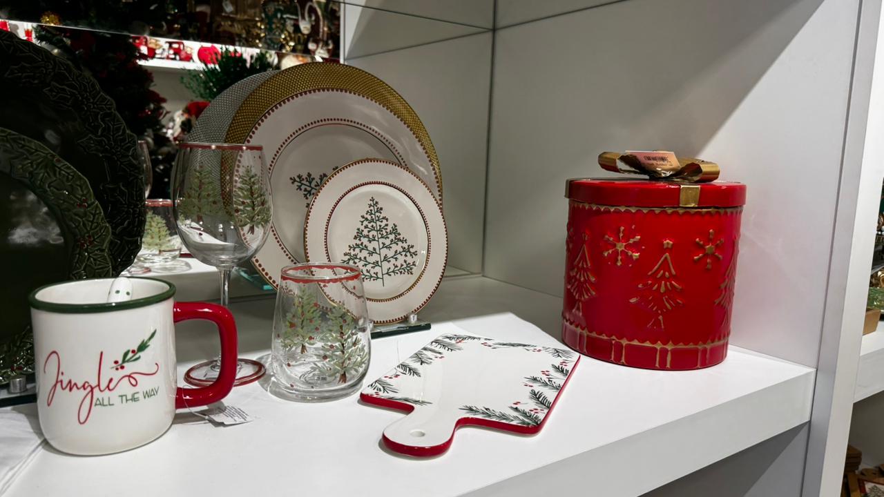 Decoração de Natal de luxo em loja da Praia do Canto (Foto: Pedro Permuy)