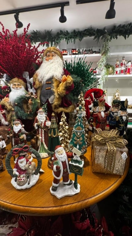 Decoração de Natal de luxo em loja da Praia do Canto (Foto: Pedro Permuy)