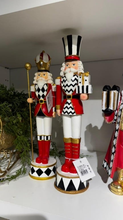 Decoração de Natal de luxo em loja da Praia do Canto (Foto: Pedro Permuy)