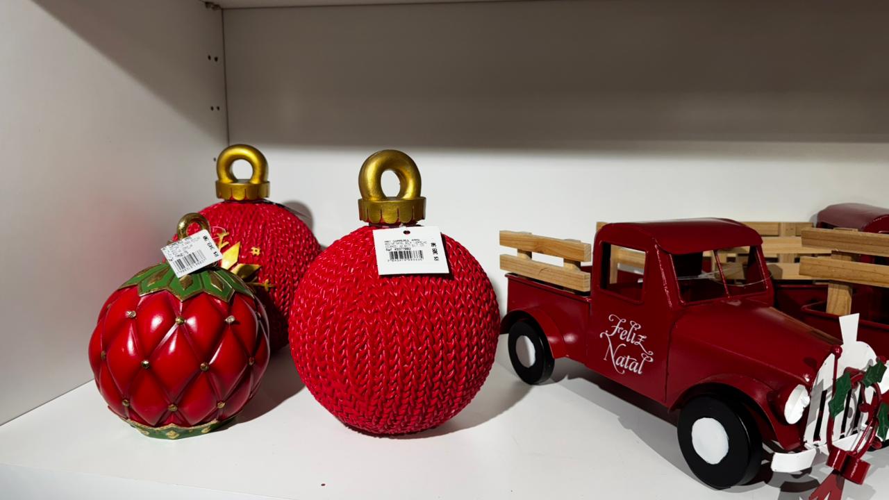 Decoração de Natal de luxo em loja da Praia do Canto (Foto: Pedro Permuy)