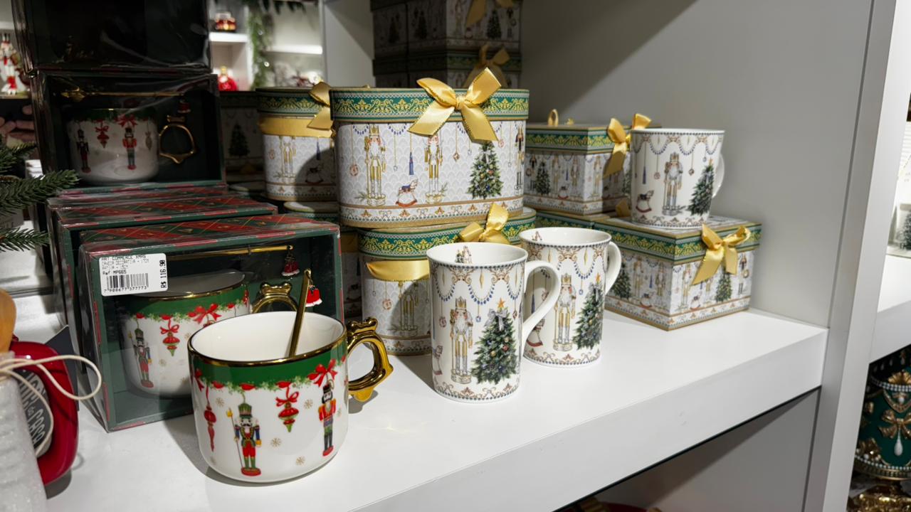 Decoração de Natal de luxo em loja da Praia do Canto (Foto: Pedro Permuy)