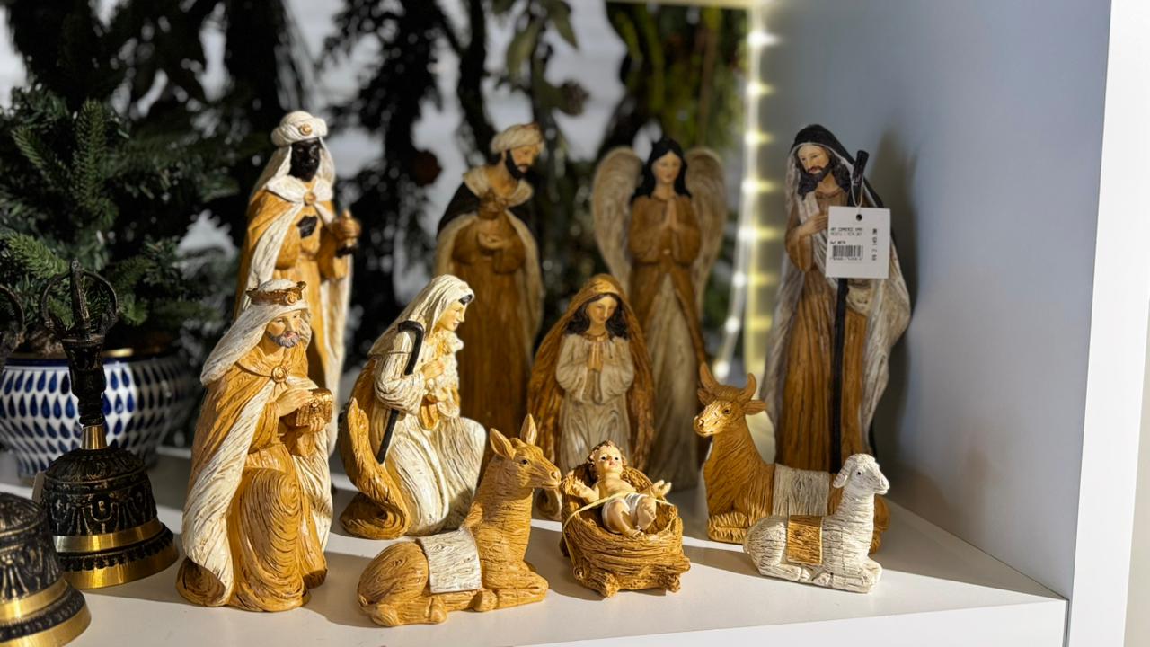 Decoração de Natal de luxo em loja da Praia do Canto (Foto: Pedro Permuy)