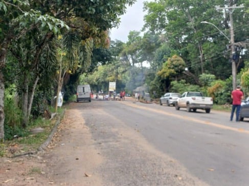 Indígenas travam a ES-010 em Aracruz. Segundo Secretaria de Estado dos Direitos Humanos, trata-se de uma manifestação nacional sobre o Marco Temporal. Crédito: Divulgação