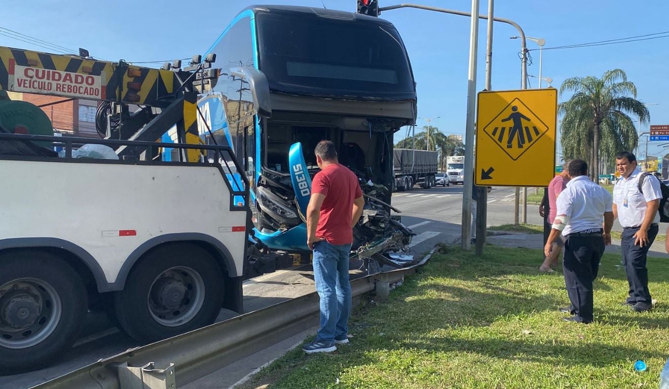 Acidente com ônibus na BR-101 em Carapina