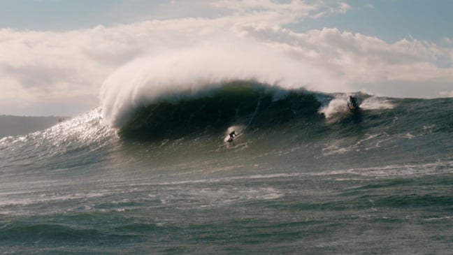 Aninha Dagostini, de 13 anos, surfa das ondas gigantes de Nazaré, em Portugal.