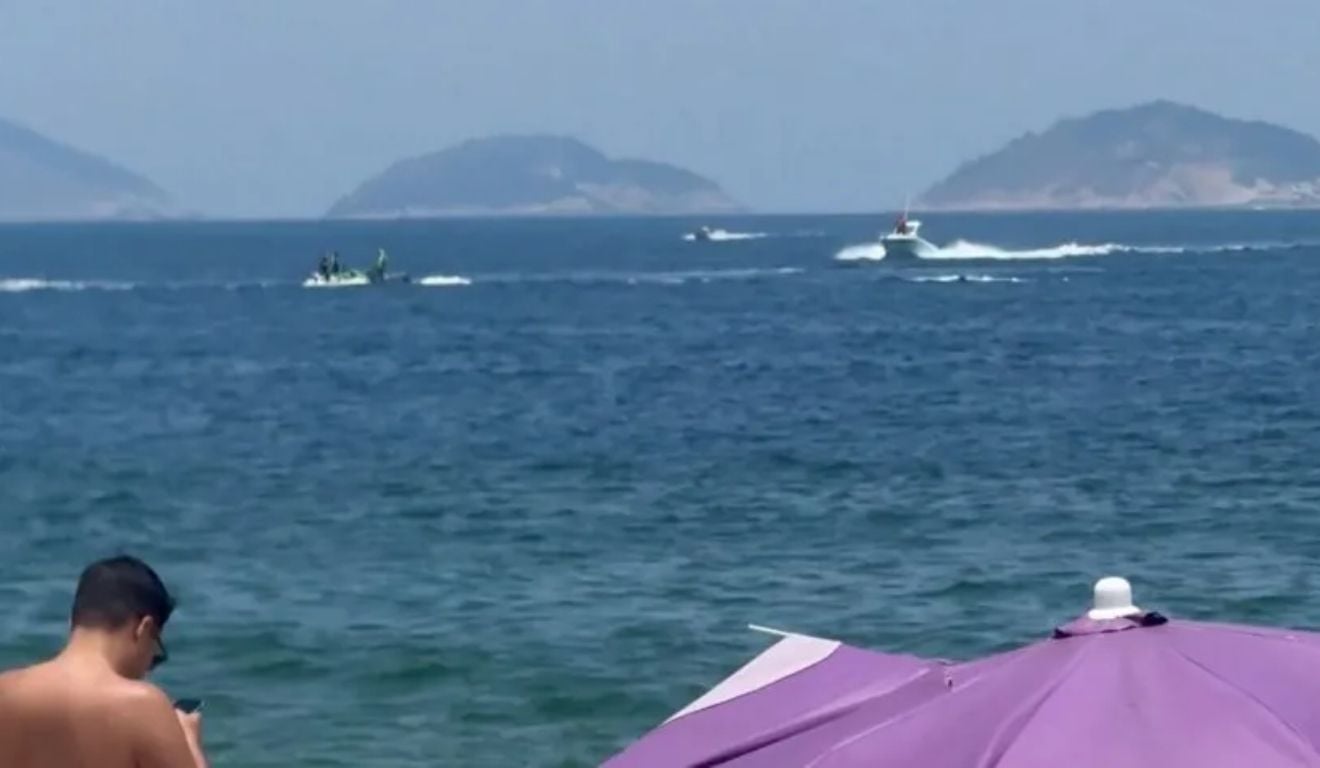 Vídeo que circula nas redes sociais mostra jet skis e uma lancha se aproximando do local onde o avião teria caído ... Leia mais no texto original: (https://www.poder360.com.br/poder-brasil/aviao-monomotor-cai-no-mar-em-copacabana/) © 2025 Todos os direitos são reservados ao Poder360, conforme a Lei nº 9.610/98. A publicação, redistribuição, transmissão e reescrita sem autorização prévia são proibidas.